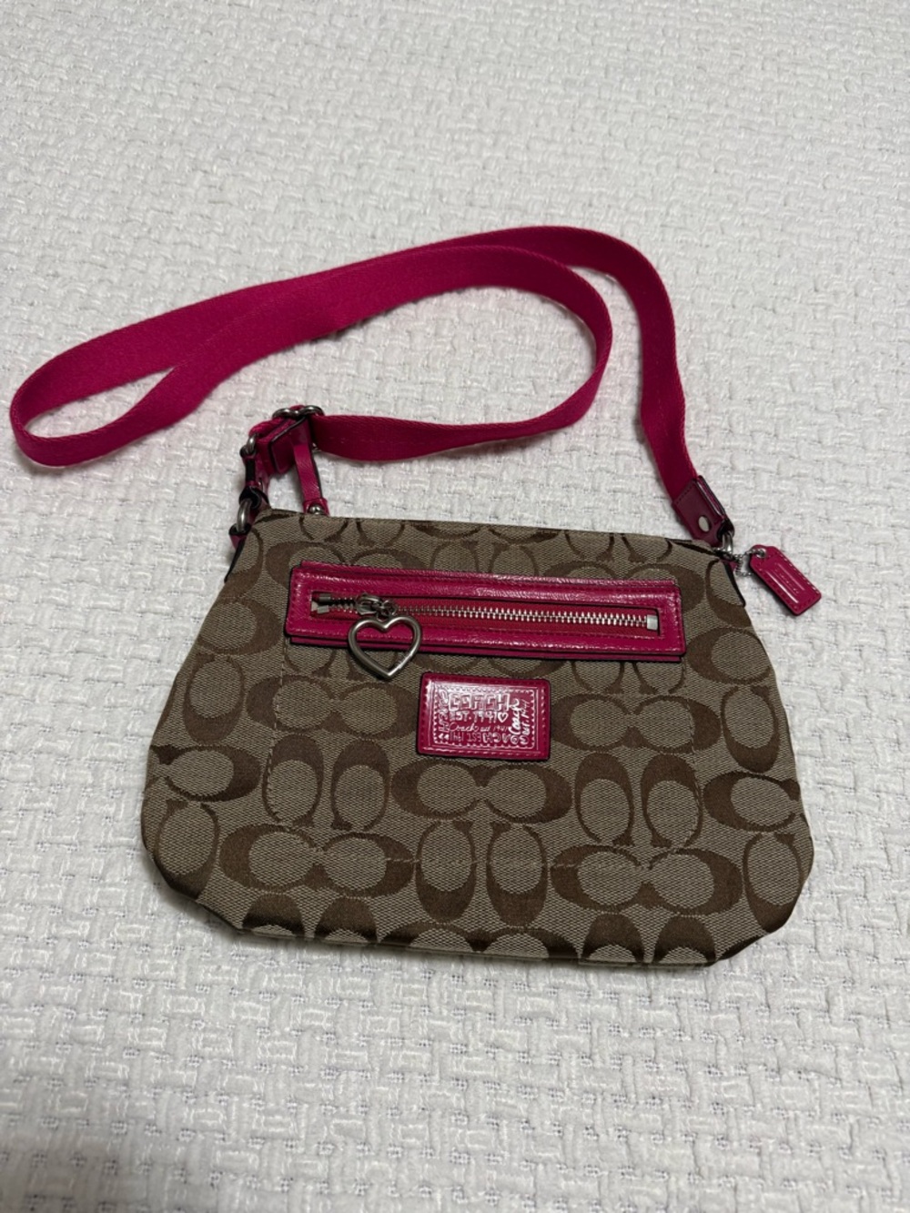 Coach Poppy Daisy Signature C Swingpack Crossbody Bag in Khaki and Raspberry.